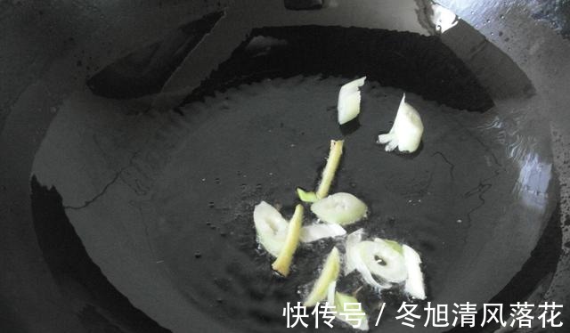 水晶球|清新爽口，干香脆嫩的手撕包菜，学会之后，家里又多一样好菜！