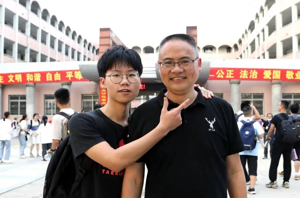 武冈|为给双胞胎儿子做榜样，湖南52岁父亲再战高考