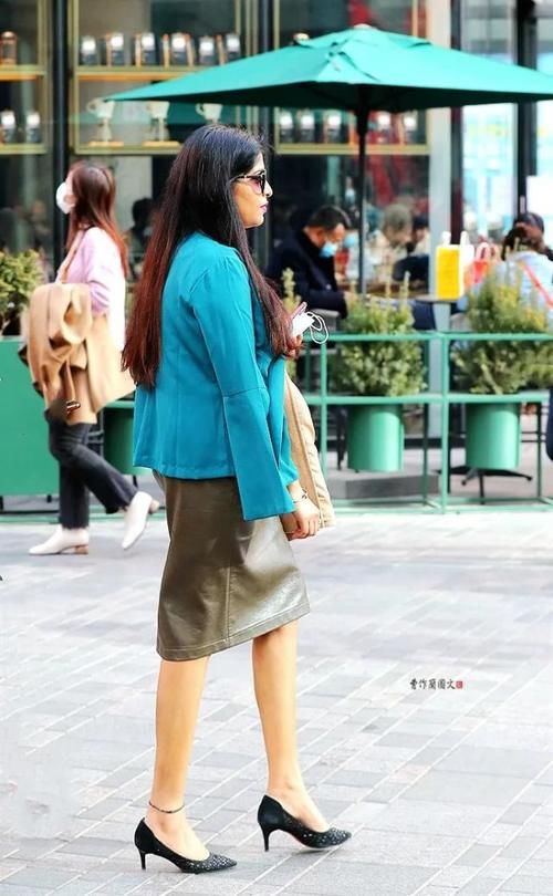 街拍：美女，用尖头细高跟添彩春装