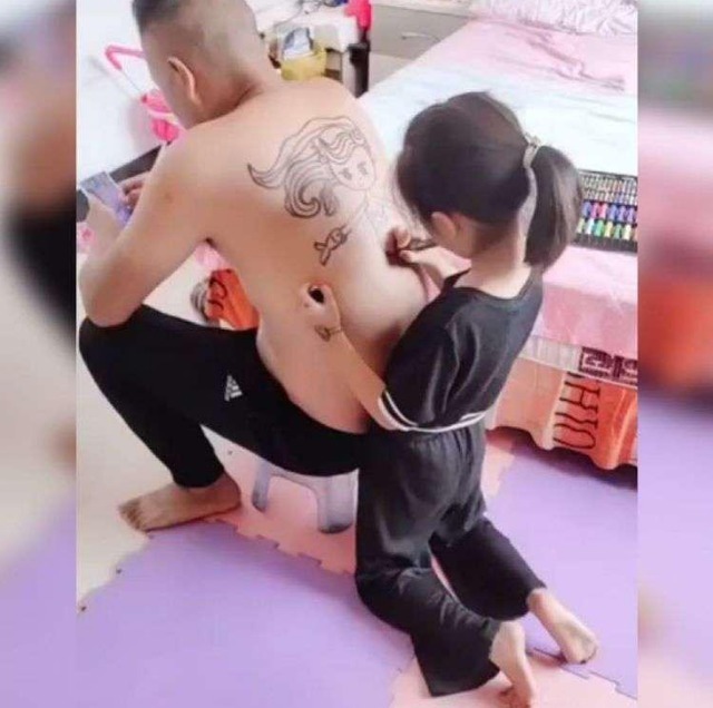 画画|女儿在爸爸背上画画,爸爸乖乖配合一动不动,网友:画功精湛