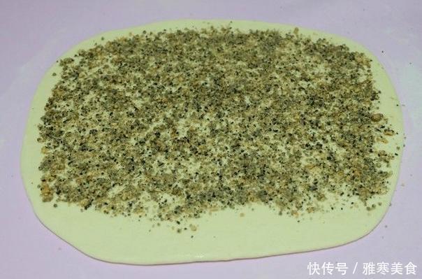  来点“特别”的花卷当早餐，皮上撒芝麻，放花生，满口留香