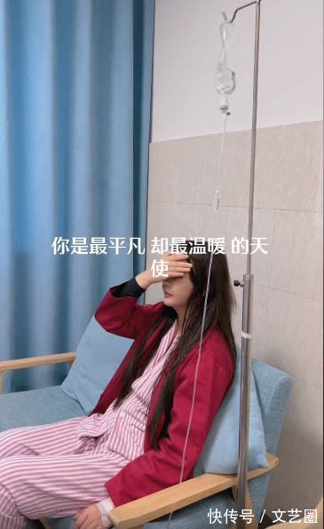 韩安冉医院输液画面曝光，面色苍白腿一直抖，妈妈透露其快出院了