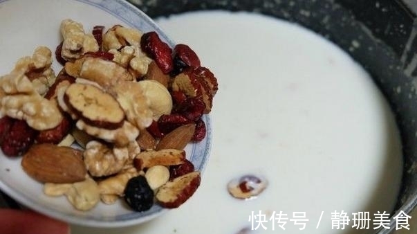 牛奶|5分钟熬一碗早餐粥,坚果燕麦加牛奶,润肠排毒很给力