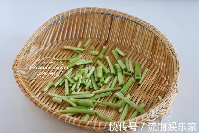 调韭菜馅儿时,只要记住调味顺序,韭菜就不会出水,饺子鲜汁四溢