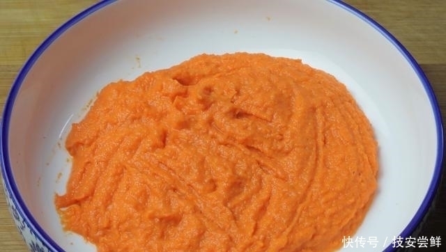 做法|家里小孩不爱吃胡萝卜,把它换个做法,出锅孩子抢着吃,解馋