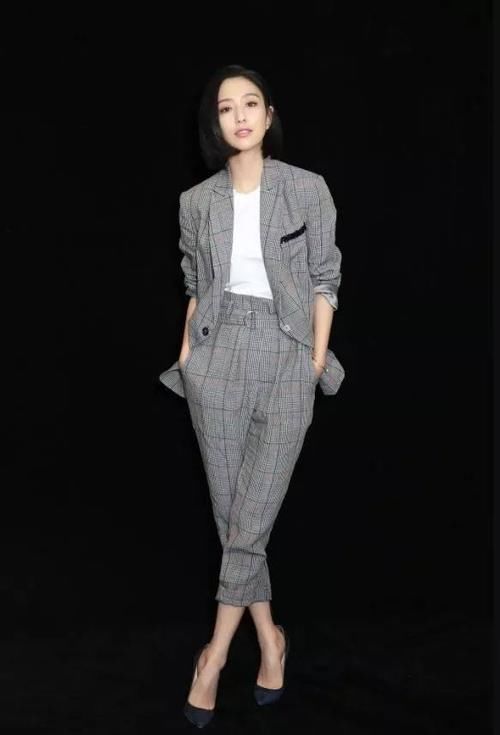 墨镜|明星身穿深灰大衣斜刘海出街，炫酷墨镜穿出辣妈的感觉，时尚有范