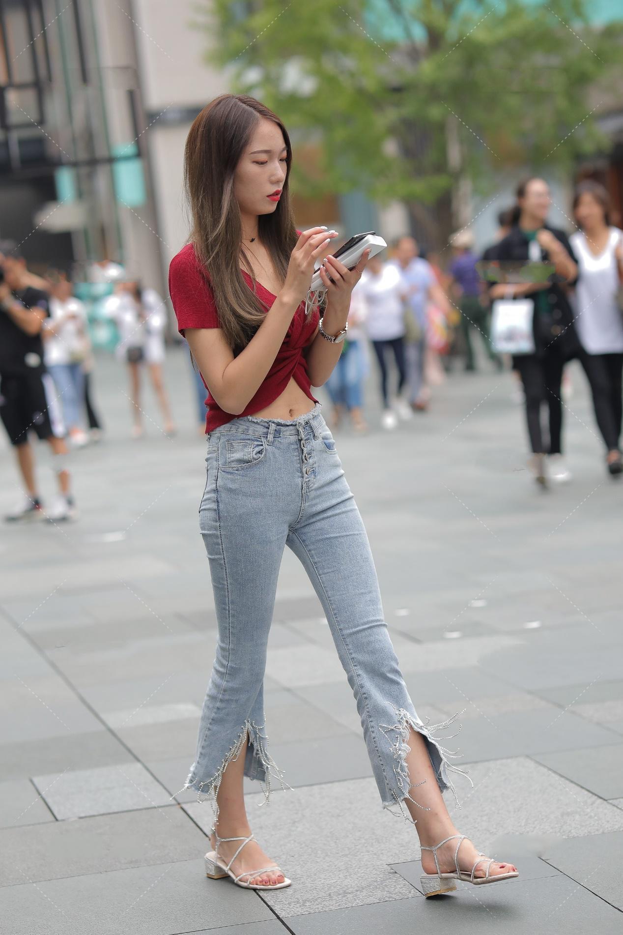 红色|酒红色褶皱上衣, 搭配浅蓝色破烂喇叭裤, 时尚街头风