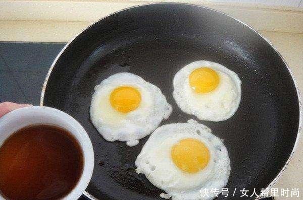 煎荷包蛋是凉油下锅还是热油下锅大厨教你这样做，不粘锅口感嫩