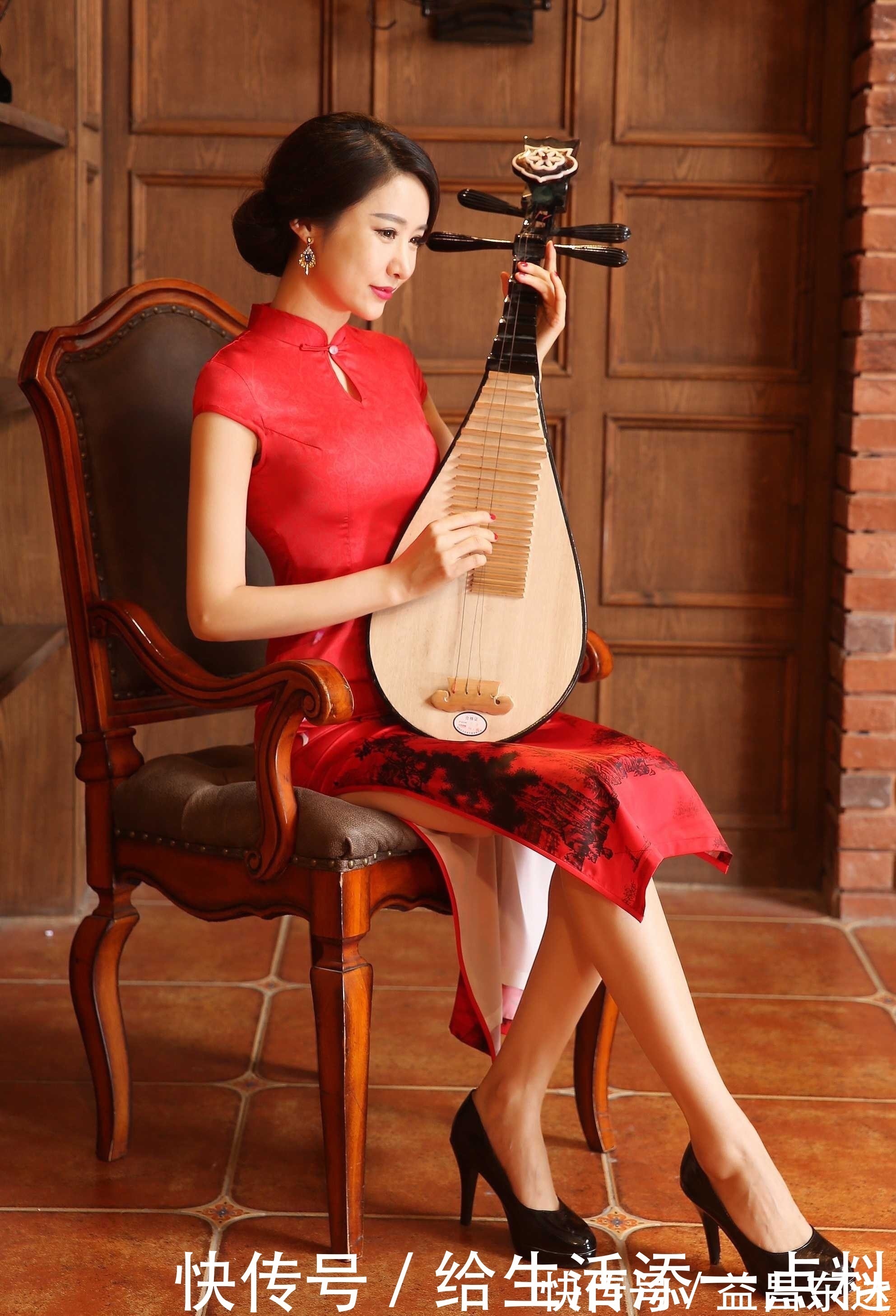 连衣裙|中国风高贵典雅的红色旗袍连衣裙,搭配一双黑色高跟鞋性感迷人