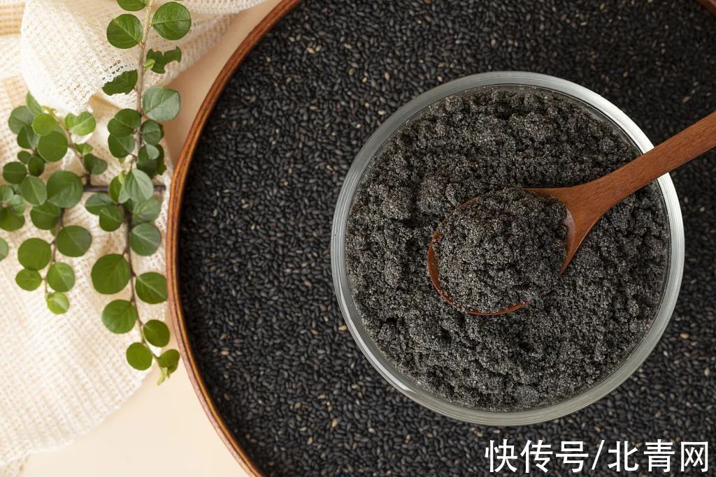 黑芝麻最大的好处不是乌发，而是这个……但很多人都没吃对