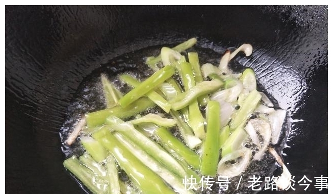 青辣椒|炒土豆丝时,直接倒醋是外行,教你1个妙招,土豆丝好吃不呛口