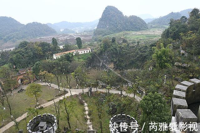 警示牌|探秘中梁山中神秘的荒废城堡，据说曾有两只熊跑了出来