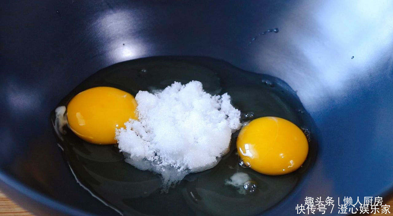 2个苹果,2个鸡蛋,教你苹果蛋糕的做法,淡淡水果香,吃着不腻