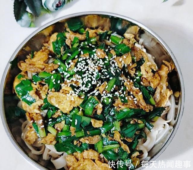 韭菜鸡蛋面条,劲道爽滑,两碗不够吃