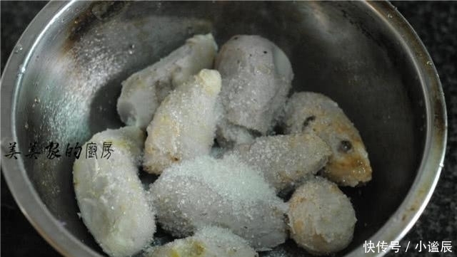 早餐别吃油条了,教你懒人做法,2块钱馄饨皮就搞定,比油条更香