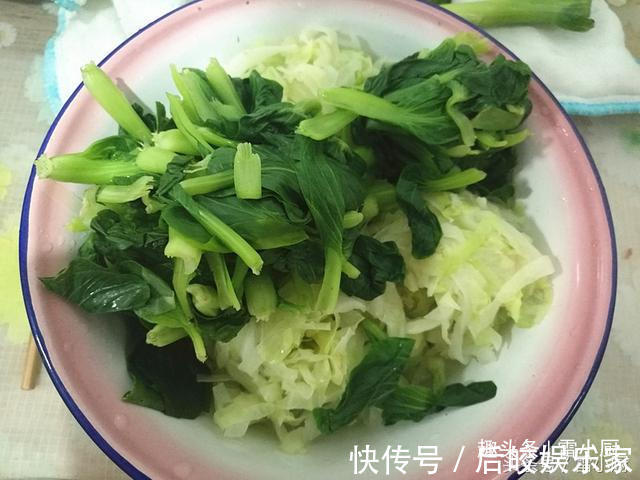 婆婆包的饺子，鲜，软，多汁，咬一口饺子馅汁顺嘴流！