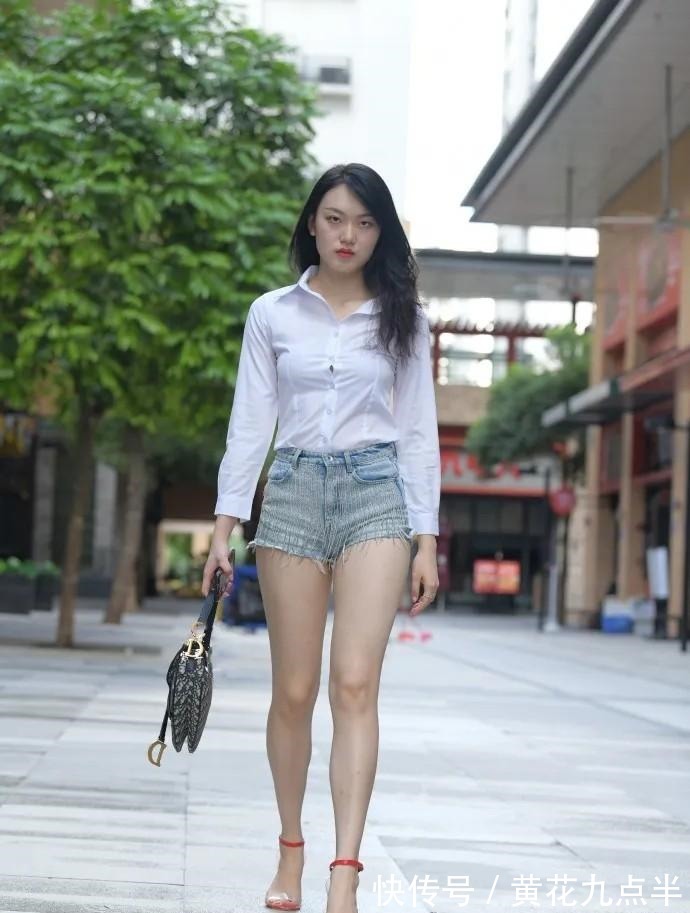 高跟鞋 亮白色衬衣,搭配短款牛仔裤,穿出活力四射的迷人魅力!