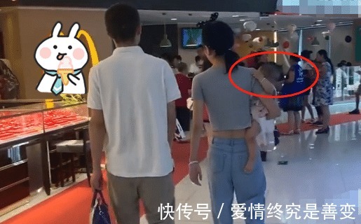 挎包|小姨“挎包式”带娃出门逛街走红，娃紧紧抓住衣角我太难了！