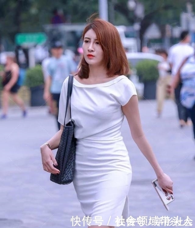 身材 细腰宽臀型美女,穿白色包臀裙,尽显迷人的背影