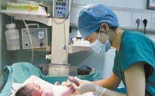 医生|产妇顺产后为啥要在产房多待2小时?医生:这黄金2小时太重要