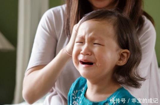 门卫|三胞胎女儿集体“抗议”，只因爸爸接孩子迟到，门卫大爷眼神亮了