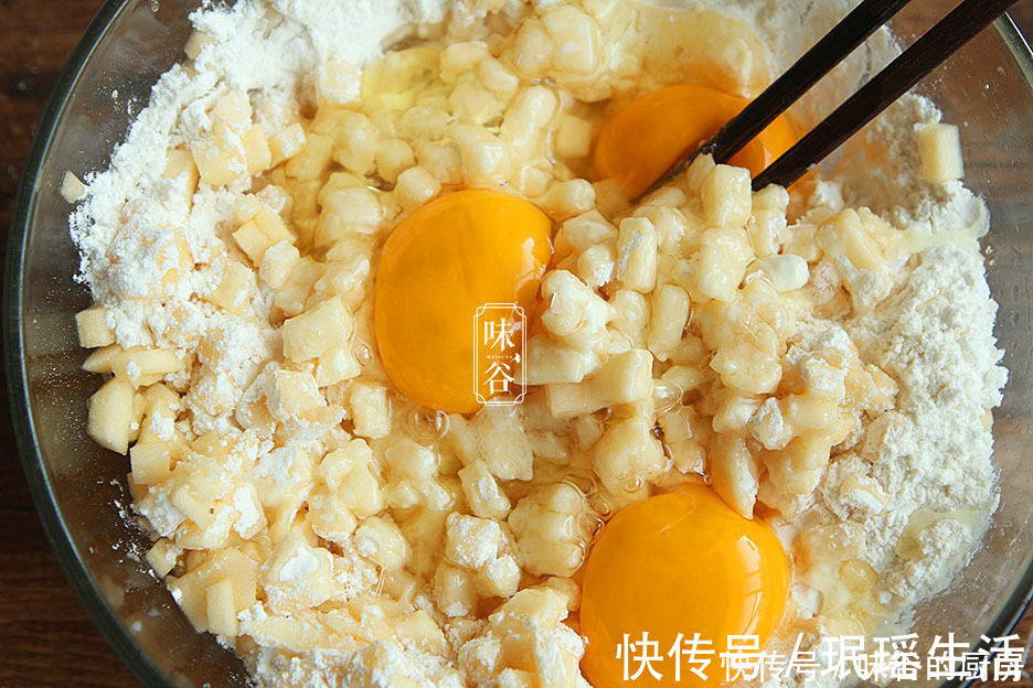 皮肤瘙痒|天冷,这水果加4个鸡蛋做早餐饼,软糯香甜有营养,一次4个不够吃