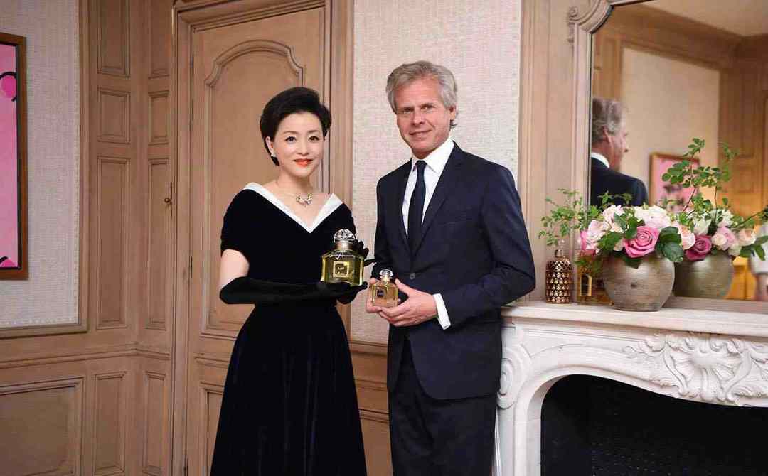 杨澜与老公携手出席活动,穿紫色连衣裙端庄大气,网友:性感撩人