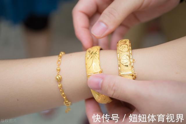 黄金 金店离职员工透露购买首饰：别选择实心手镯，很多人被骗了