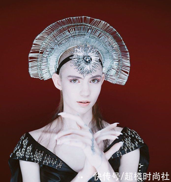 马斯克女友20分钟赚3900万！穿怪异昆虫装拍照，秀迷人锁骨