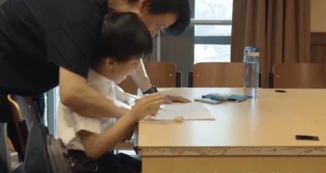 小西装|在你“玩泥巴”的年纪,人家钢琴已经过十级,这就是努力的意义