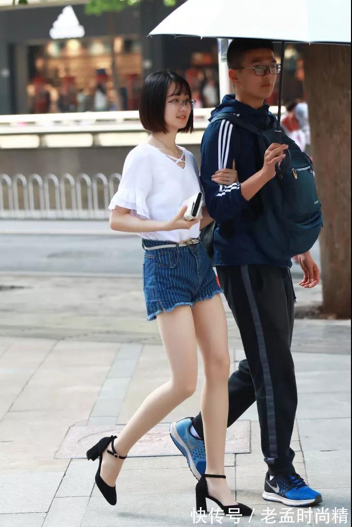 校园风 街拍路人,青春校园风穿搭参考,让你成为甜美时尚的丽人