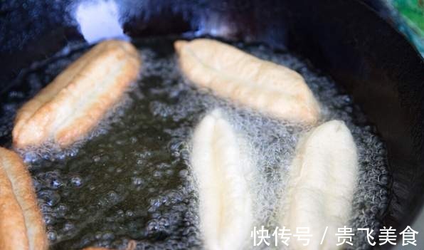 白砂糖|炸油条,用泡打粉还是小苏打都不对,教你家常做法,蓬松又酥脆