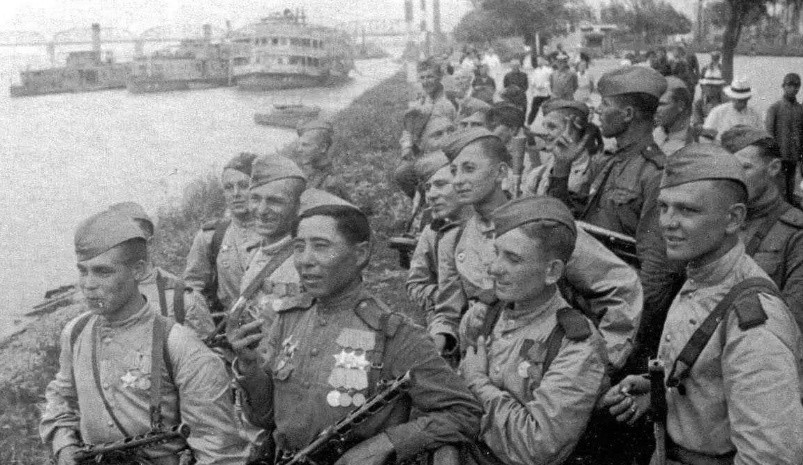 屠杀|苏军与德军决战基辅，结果苏军被俘60余万！而德军做法无疑是场屠杀