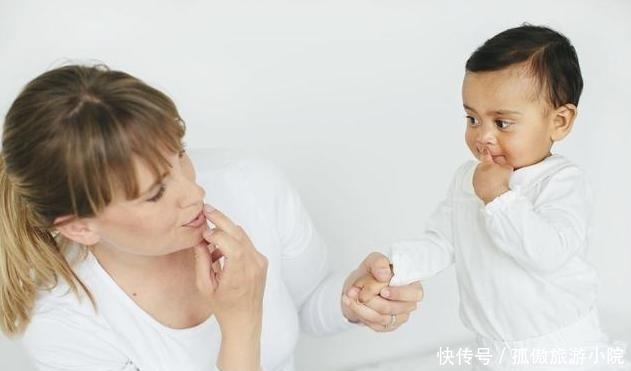 静静的儿子|果汁被萌娃喝出红酒范,逗翻在场众人,孩子长大后肯定拿奥斯卡