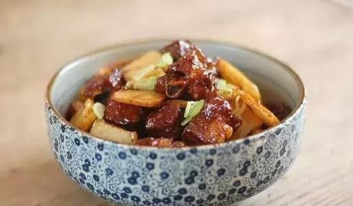 做法|美食优选年糕烩排骨,蒜茸蚝油小白菜,香干炒肉皮的做法