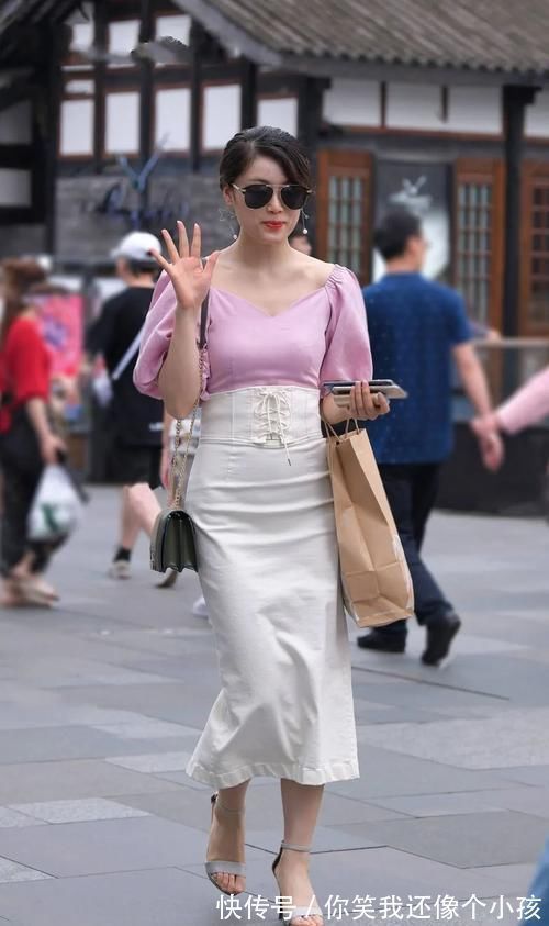 长裙 小姐姐白色束腰带,轻松展现出了一种简洁干净的感觉