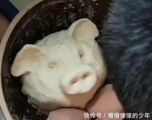 厨房|妈妈在厨房包饺子,让儿子帮忙和面,看到成果二师兄身价有点高