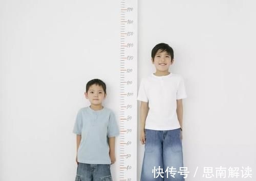 策策|俩个同龄宝宝在一起玩，身高体重差距大引争议：小码遇到了加大码