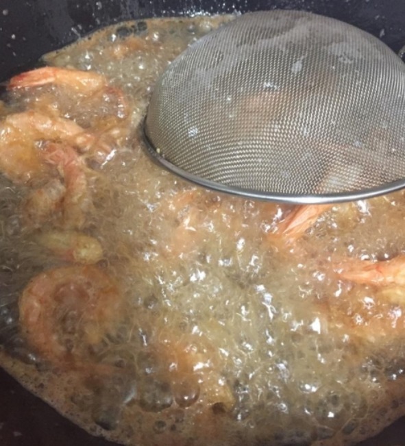 大虾别用水煮,教你一个简单做法,酥香过瘾,虾肉嫩滑,太好吃了