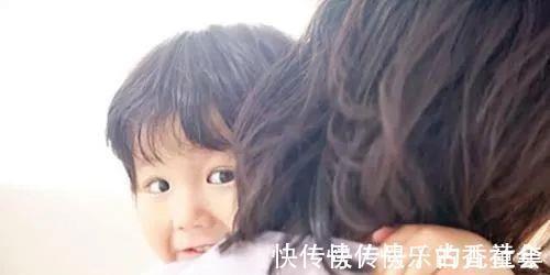 阳台上|10岁女儿坐爸爸腿上玩闹,妈妈反应被指“过激”,究竟谁错了?