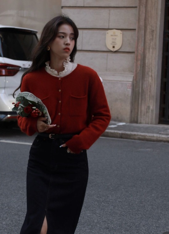 冬天|冬天也要穿的好看精致,试试“针织衫+半身裙”,氛围感觉了!