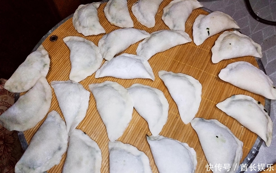 煮速冻饺子，用开水和凉水都不对，教你一招，不破皮又好吃