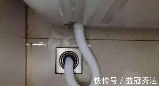 阳台装|洗衣机排水管别直插地漏,我家没听劝差点把洗衣机毁了,太坑了