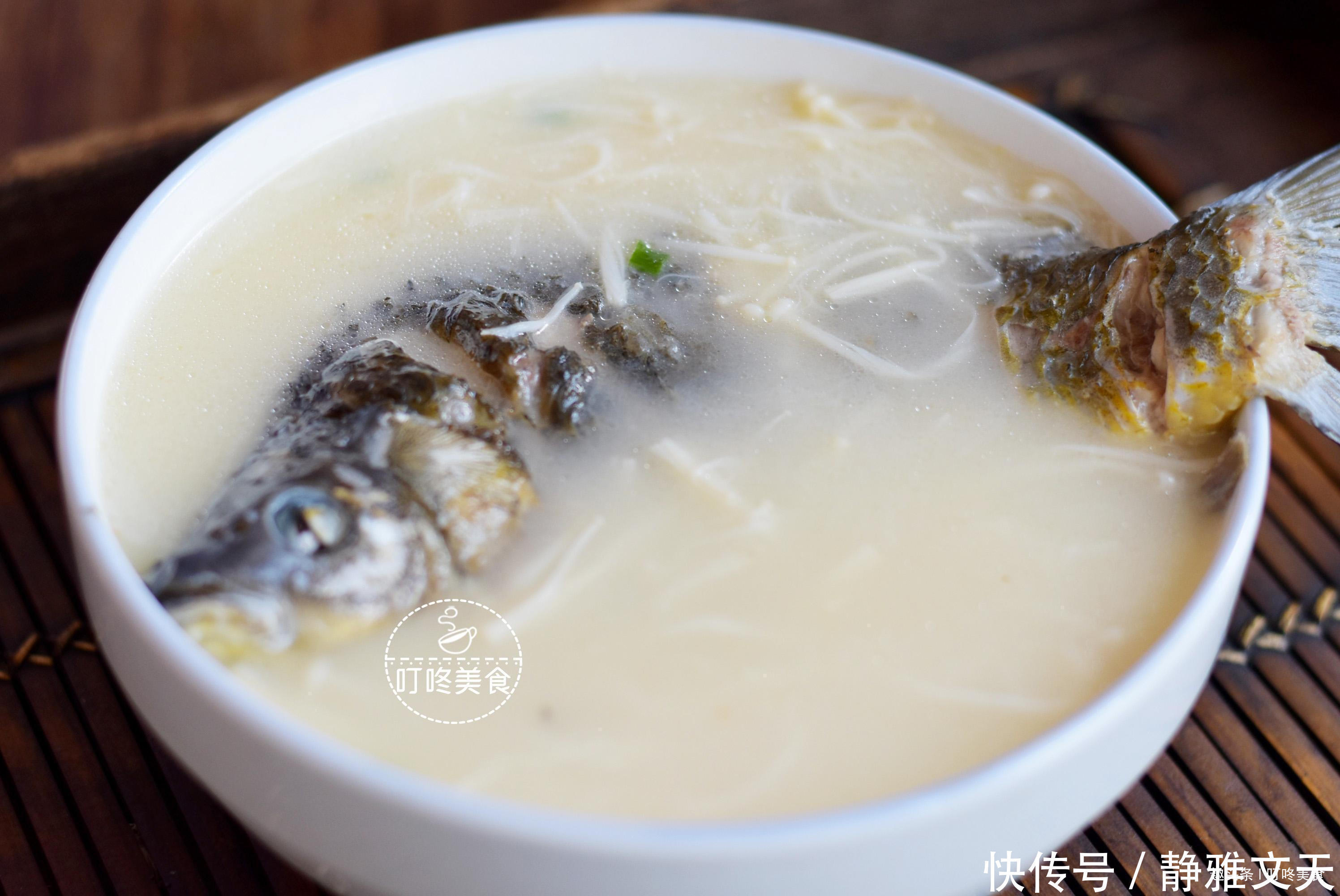 炖鲫鱼汤时,别只会加水了!加点它,鱼汤奶白又香浓,鱼肉更鲜嫩