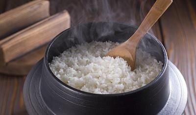 隔夜饭|隔夜米饭,到底能不能吃?营养师:很多人不知道,看完转发家里人