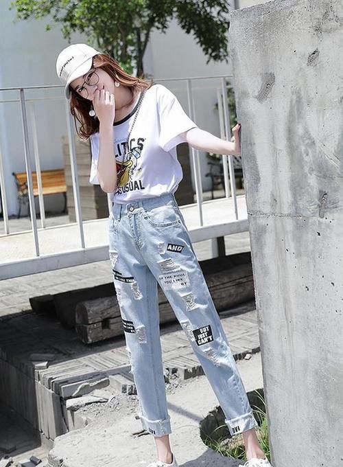 街拍：小姐姐破洞牛仔裤系列，潮流配穿出个性，青春减龄有活力！
