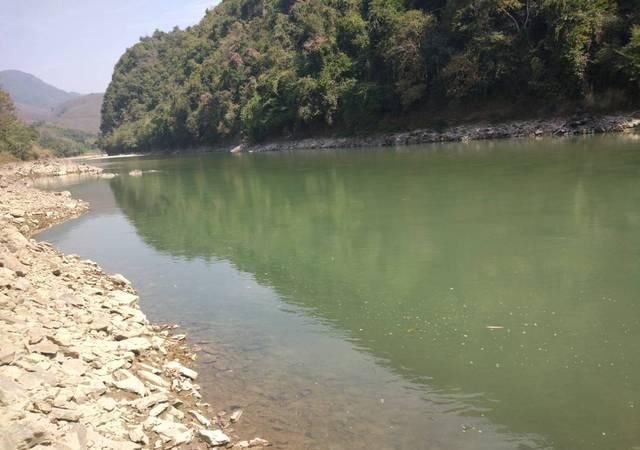 打工仔回到家乡,再钓一次故乡河里的小鱼