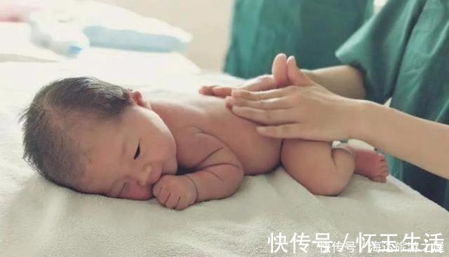 婴儿|照顾新生宝宝,遵循“两摸三不碰”原则,有助于促进其大脑发育
