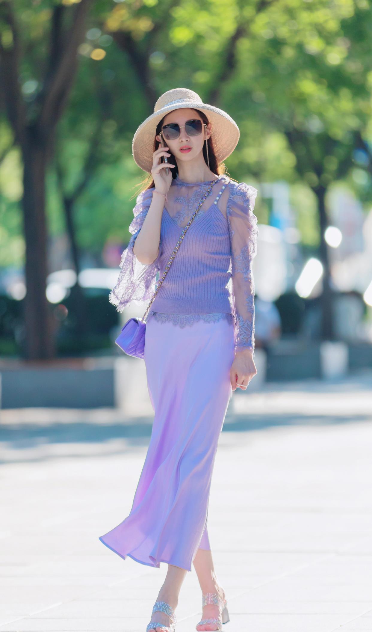 紫色两件套裙子搭配粗跟凉拖鞋,戴草帽凸显创意搭配,显高贵典雅
