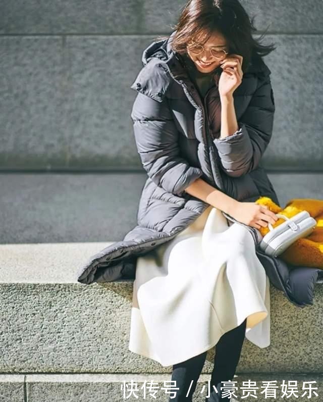 今年冬天的最百搭奖,我颁给“羽绒服+半身裙”,谁穿谁美